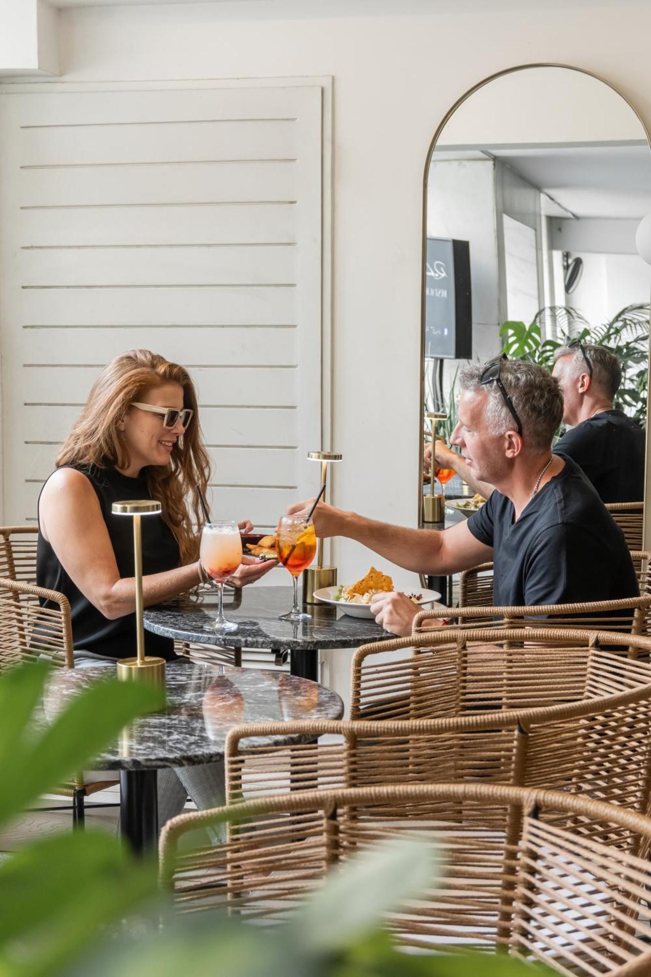 페어's 파크 호텔 부에노스아이레스 외부 사진 Guests enjoying a drink at the bar